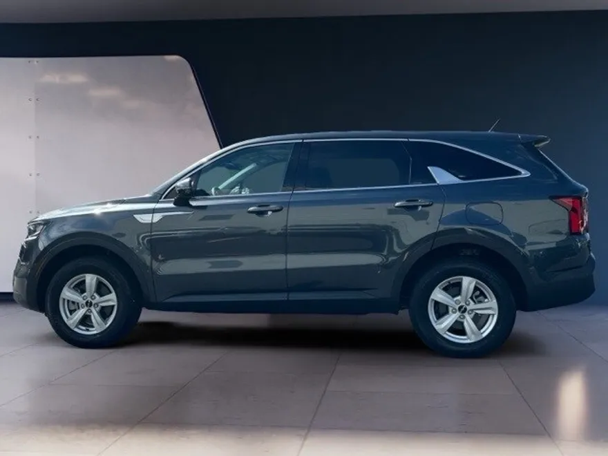 2023 Kia Sorento LX photo 1