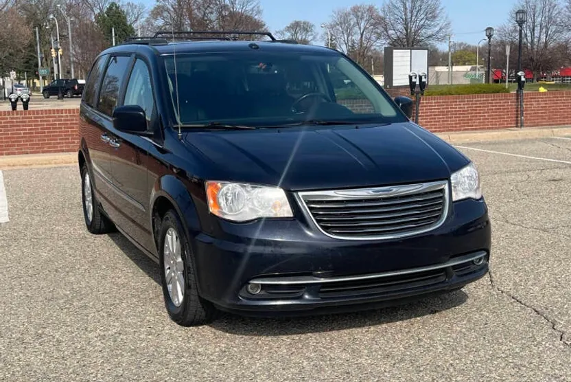 2011 Chrysler Town & Country photo 1