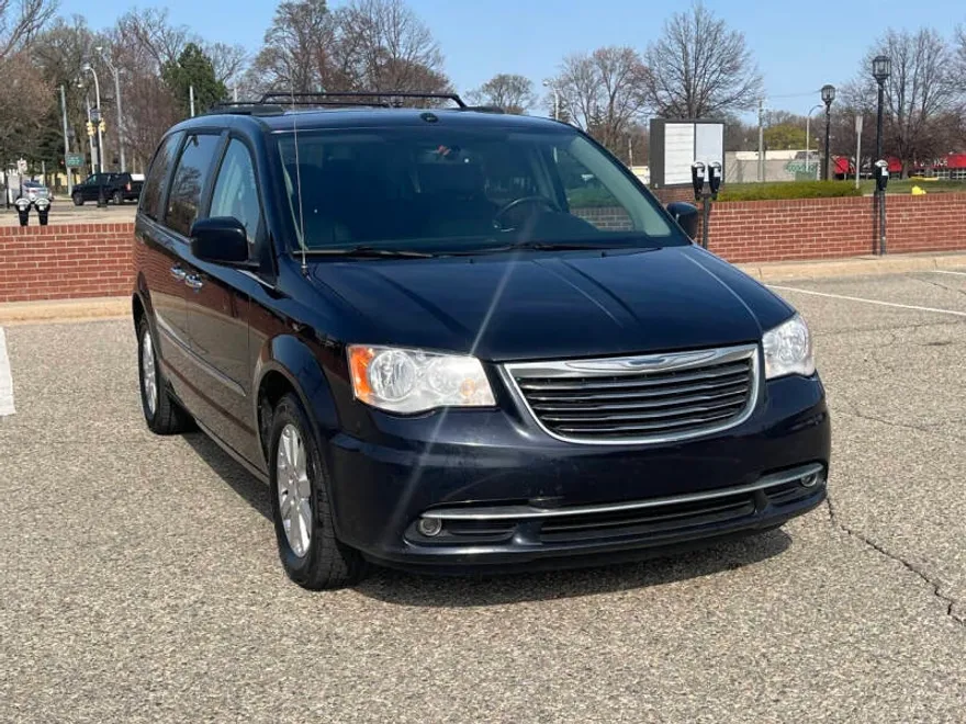 2011 Chrysler Town & Country photo 1