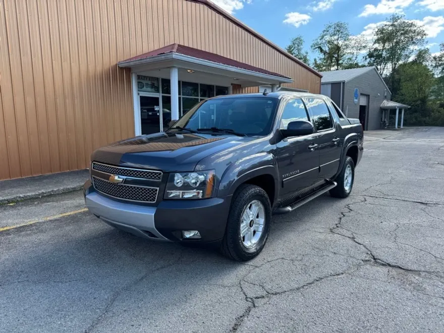 2010 Chevrolet Avalanche LT photo 1
