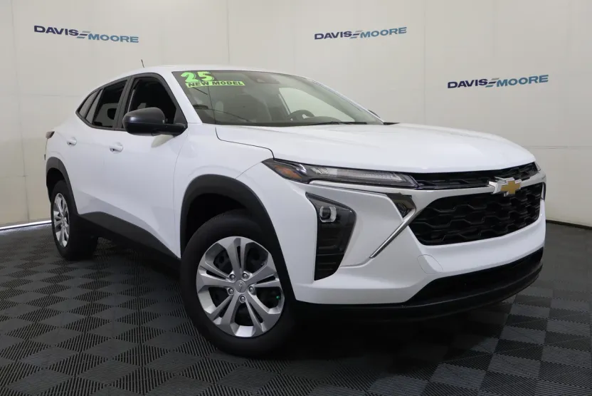 2025 Chevrolet Trax LS photo 1