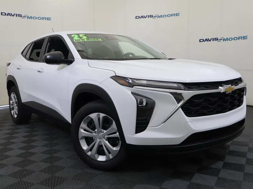 2025 Chevrolet Trax LS photo 1