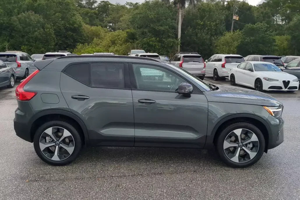 2026 Volvo XC40 Plus photo 1