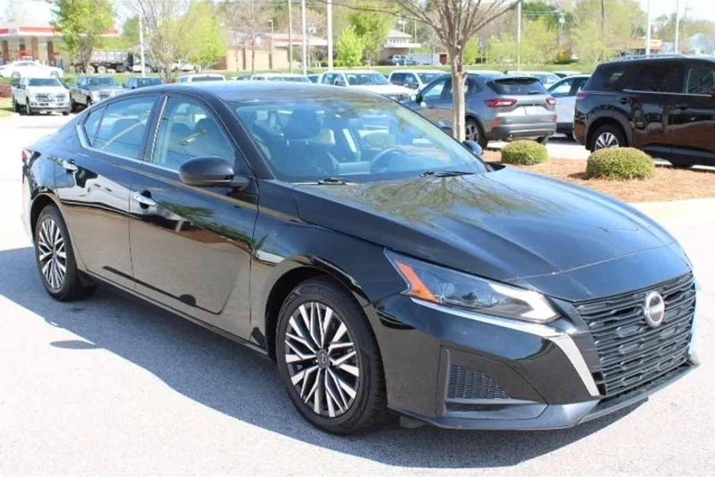 2023 Nissan Altima 2.5 SV photo 1