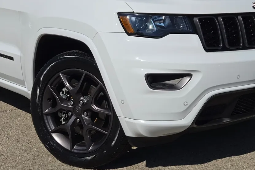 2021 Jeep Grand Cherokee Anniversary Edition photo 1