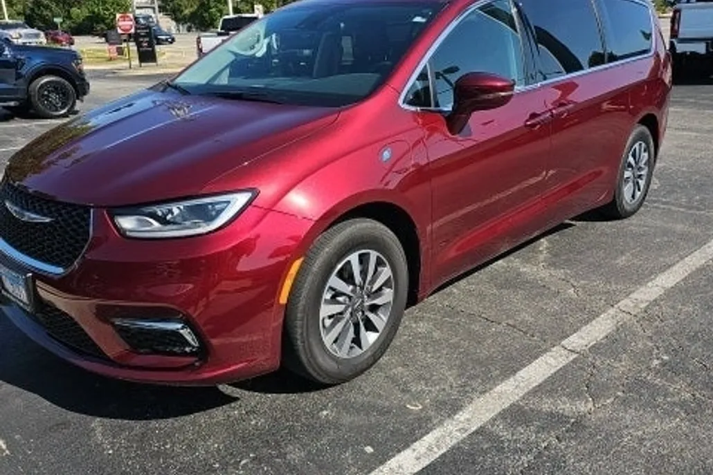 2022 Chrysler Pacifica Hybrid Touring L photo 1