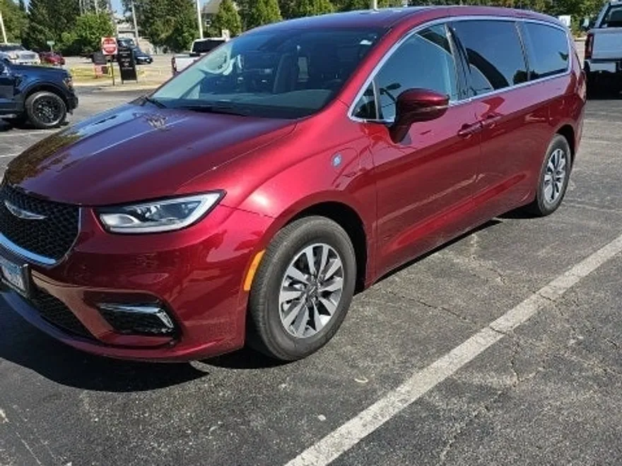 2022 Chrysler Pacifica Hybrid Touring L photo 1