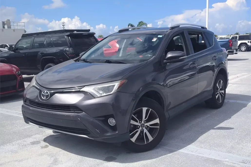 2016 Toyota RAV4 XLE photo 1