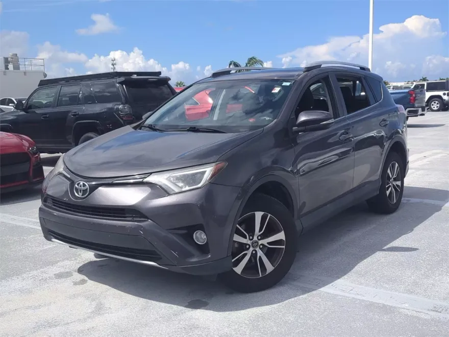 2016 Toyota RAV4 XLE photo 1