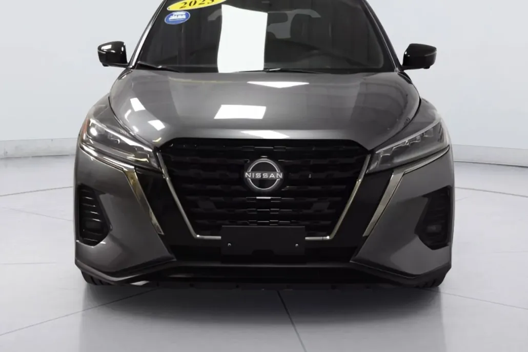 2023 Nissan Kicks SR photo 1
