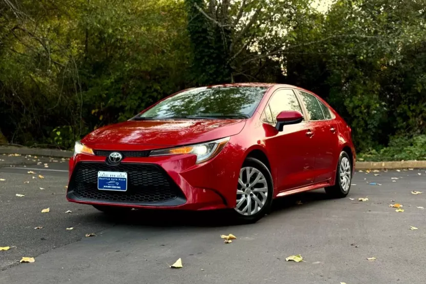2021 Toyota Corolla LE photo 1