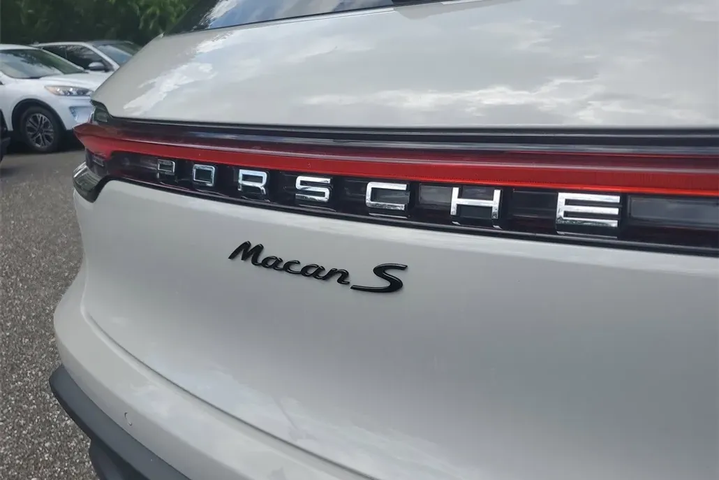 2022 Porsche Macan S photo 1