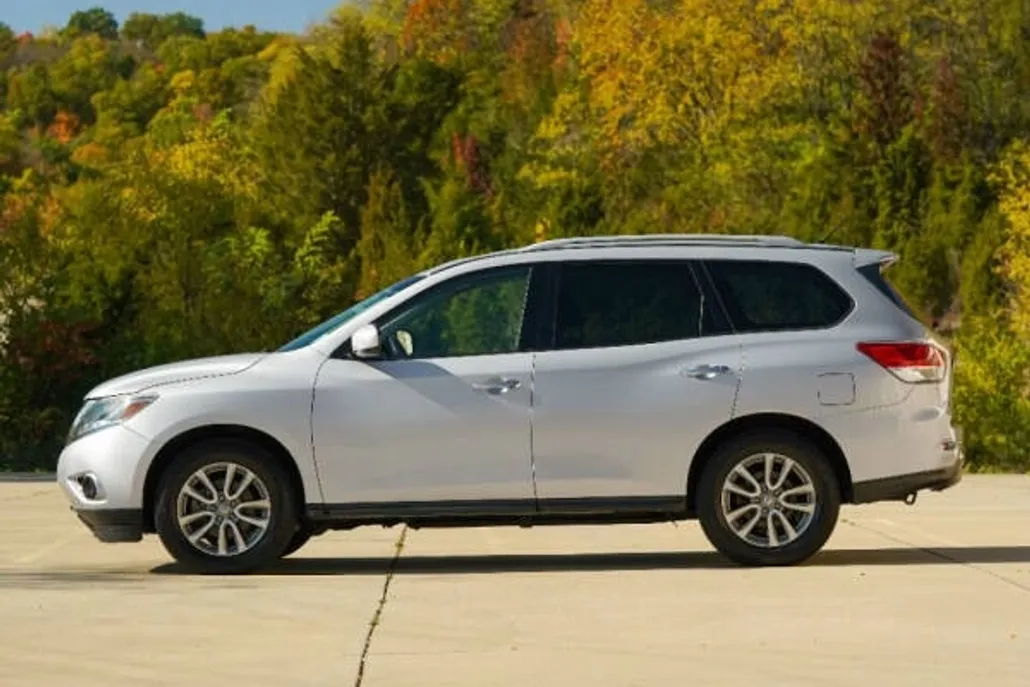 2016 Nissan Pathfinder SV photo 1