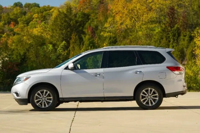 2016 Nissan Pathfinder SV photo 1