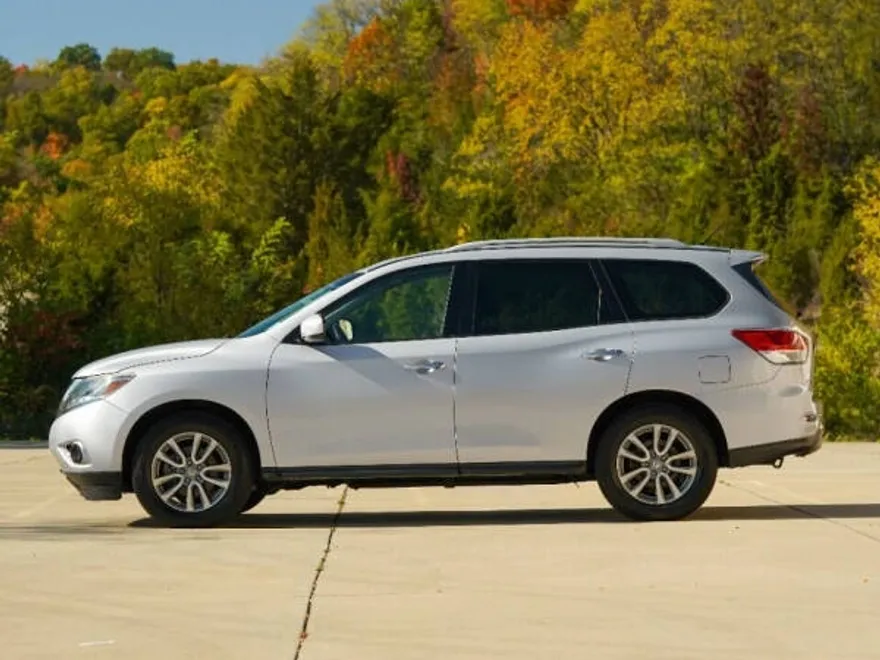 2016 Nissan Pathfinder SV photo 1