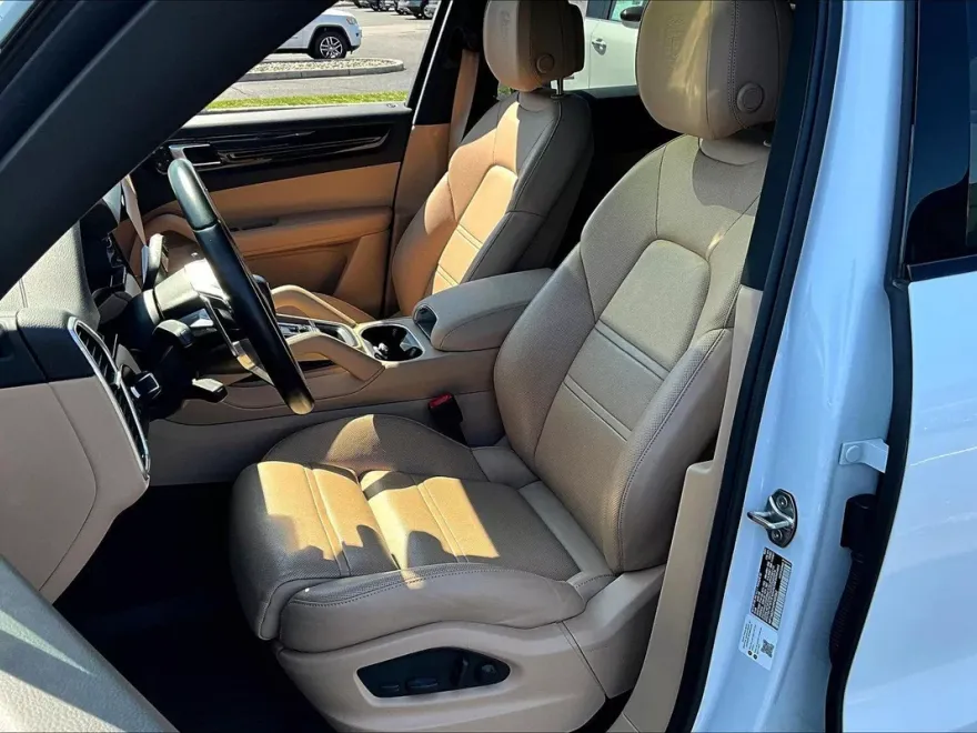 2023 Porsche Cayenne Platinum Edition photo 24