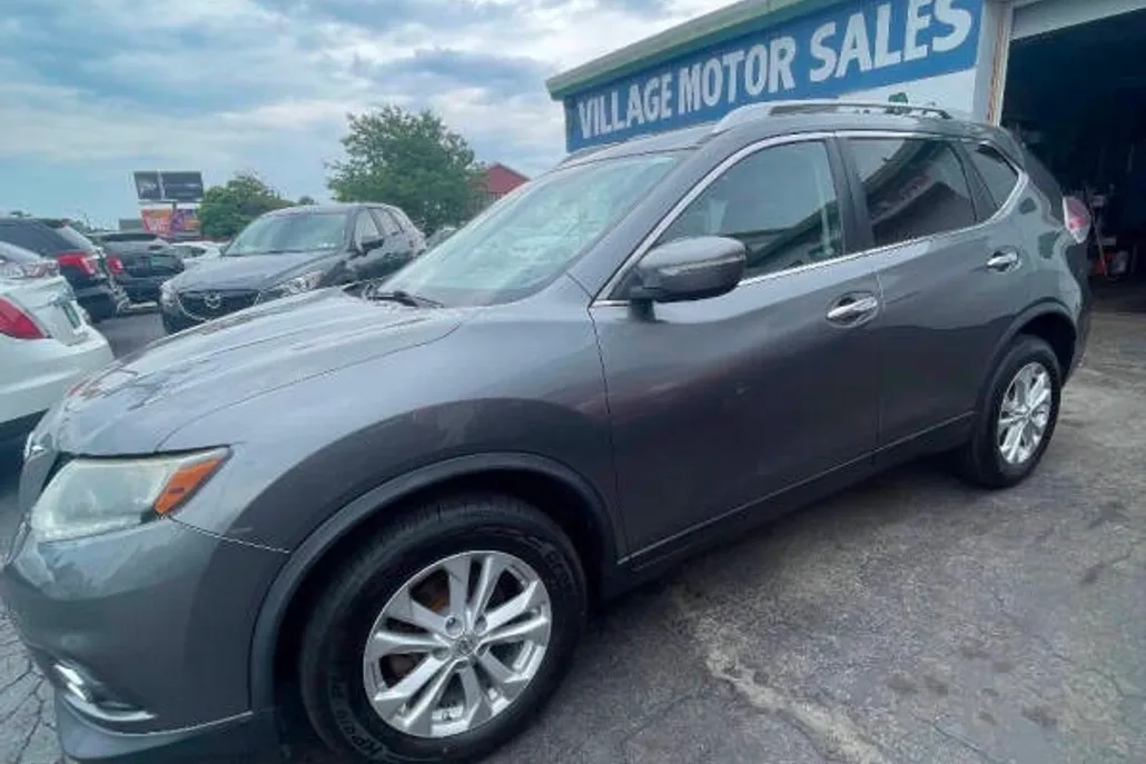 2015 Nissan Rogue SV photo 1