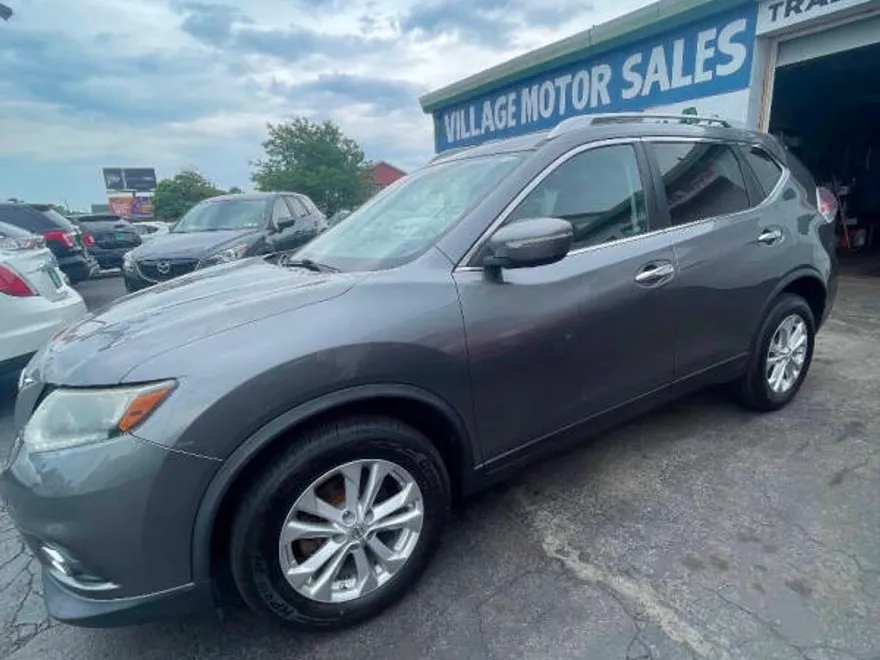 2015 Nissan Rogue SV photo 1