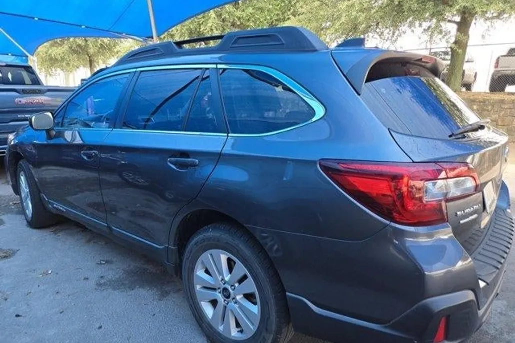 2019 Subaru Outback Premium photo 1