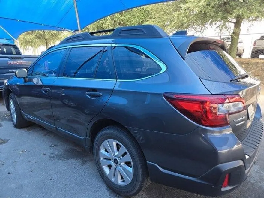 2019 Subaru Outback Premium photo 1