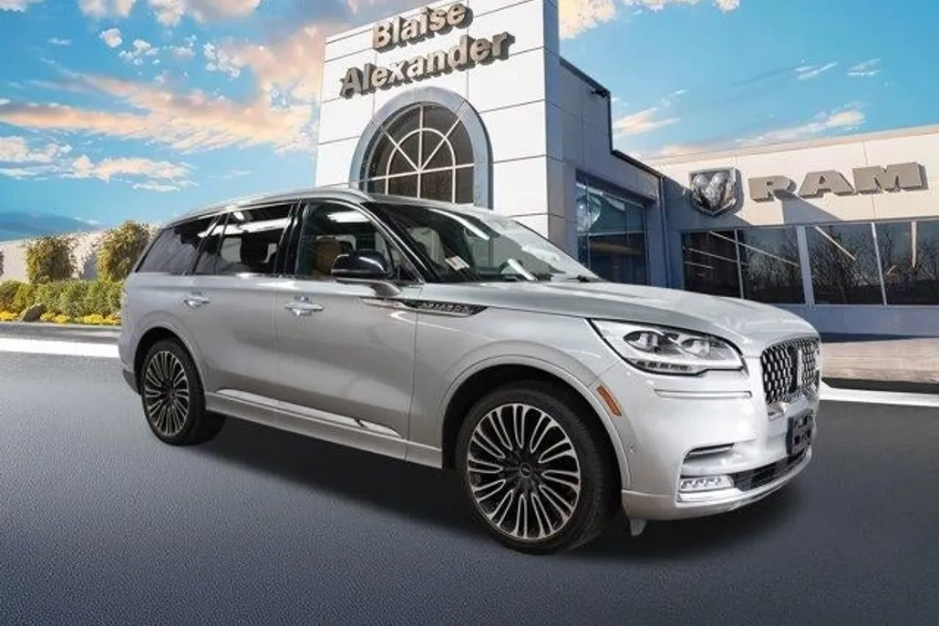 2023 Lincoln Aviator Black Label photo 1