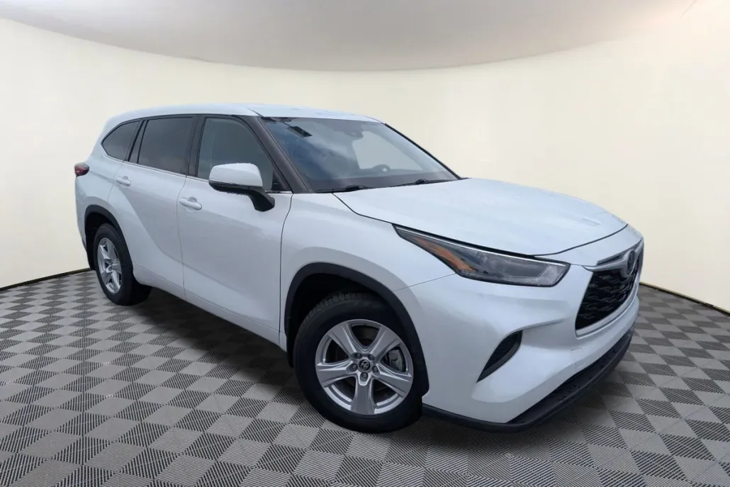 2022 Toyota Highlander L photo 1