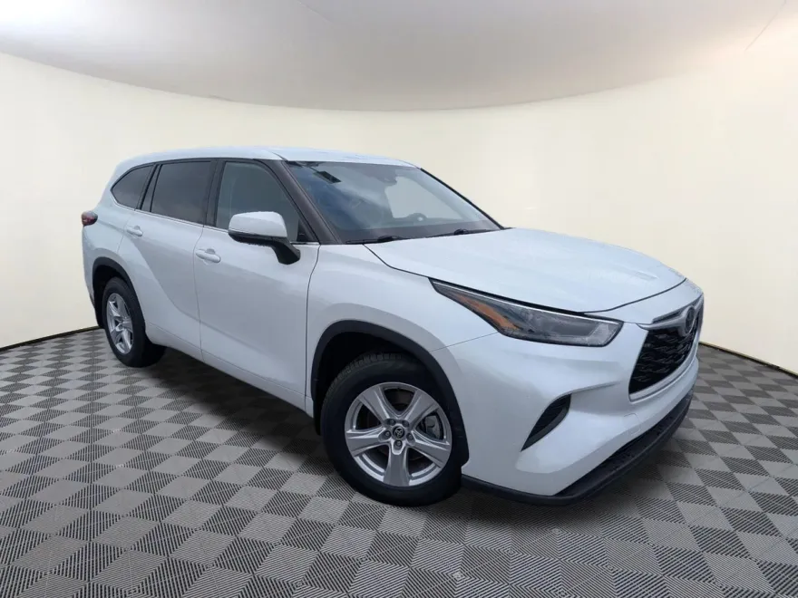 2022 Toyota Highlander L photo 1