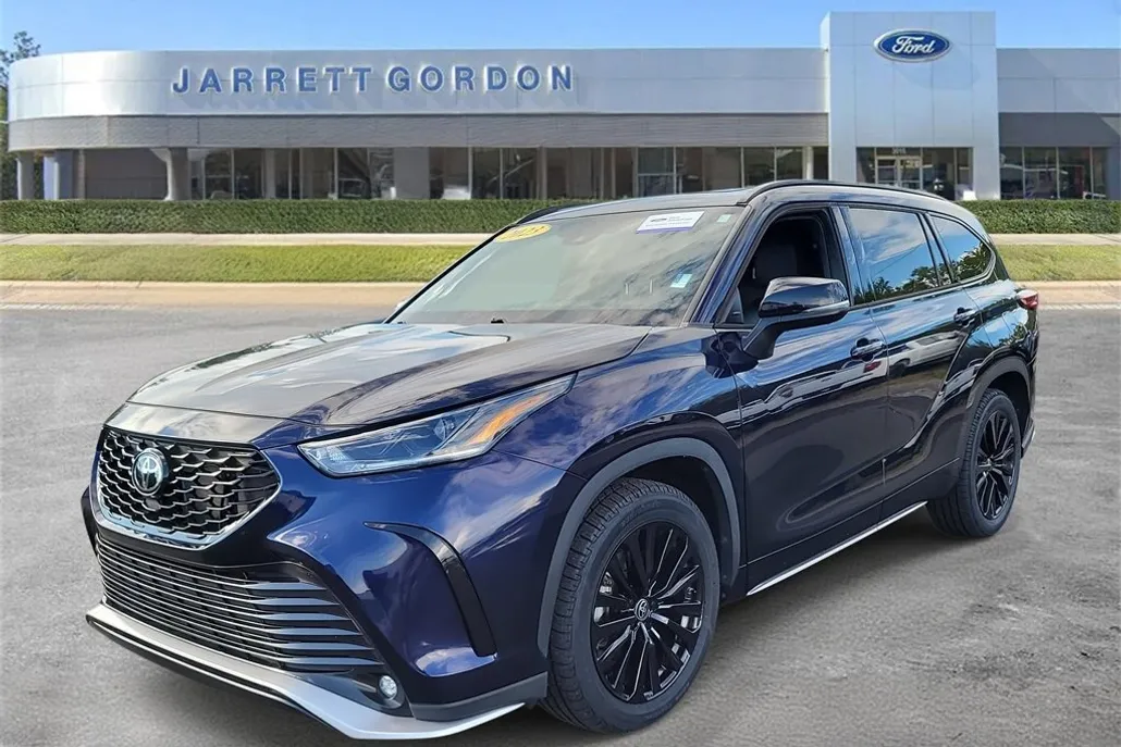 2023 Toyota Highlander L photo 1