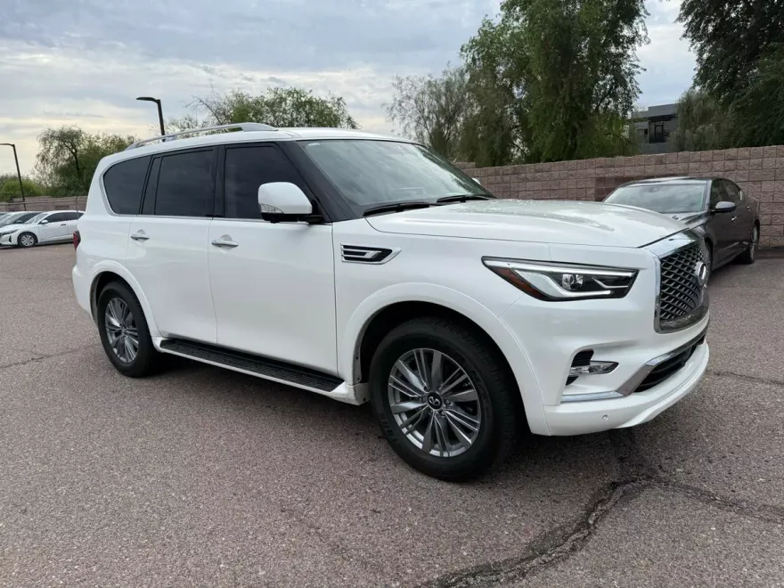 2023 Infiniti QX80 Luxe photo 1