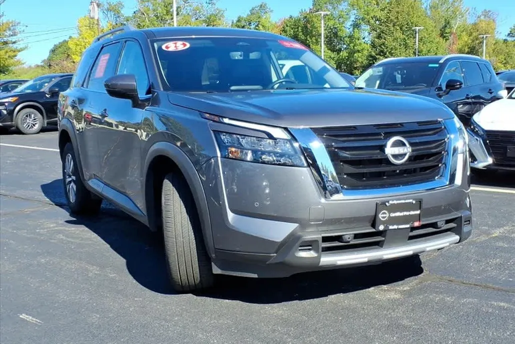 2025 Nissan Pathfinder SL photo 1