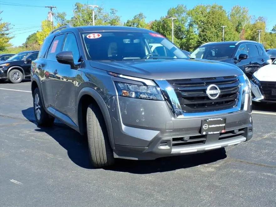 2025 Nissan Pathfinder SL photo 1