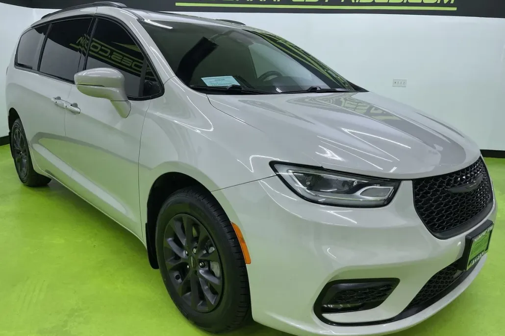 2021 Chrysler Pacifica Limited photo 1