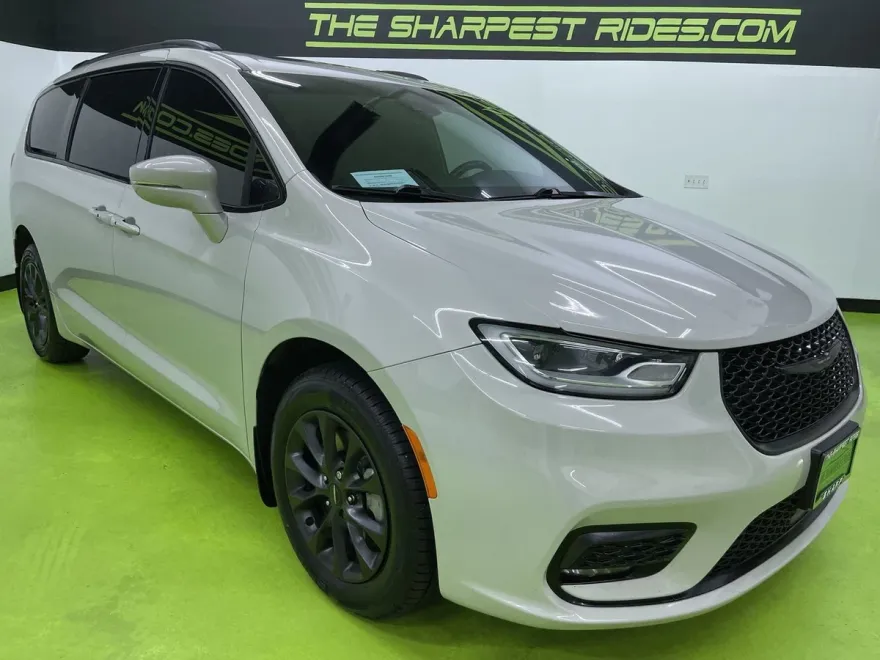 2021 Chrysler Pacifica Limited photo 1