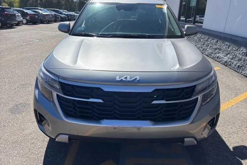 2024 Kia Seltos LX photo 1