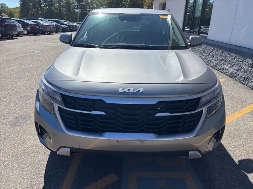2024 Kia Seltos LX photo 1