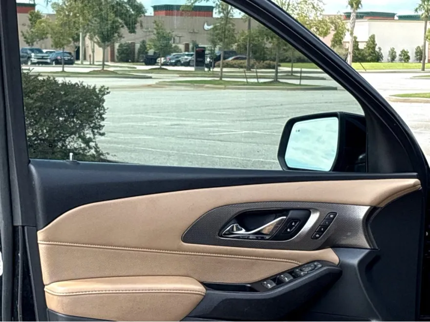 2023 Chevrolet Traverse Premier photo 1