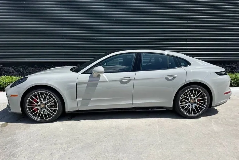 2025 Porsche Panamera GTS photo 1