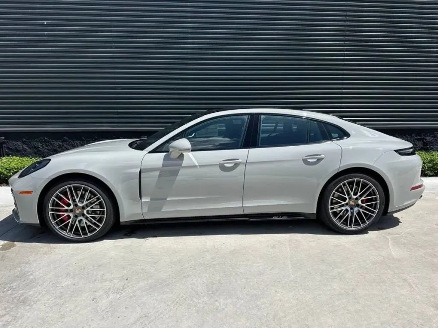 2025 Porsche Panamera GTS photo 1