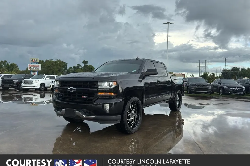 2018 Chevrolet Silverado LT photo 1