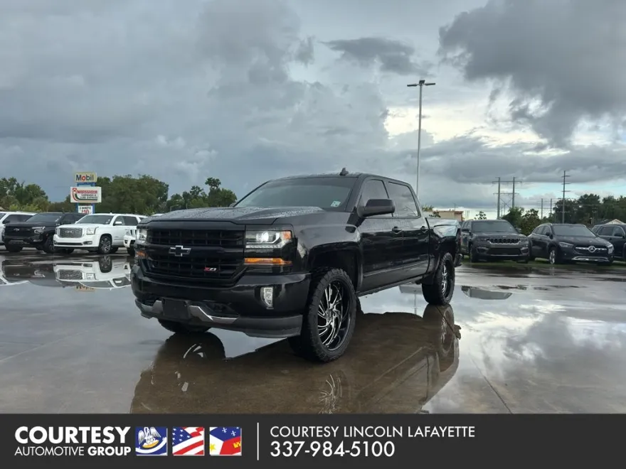 2018 Chevrolet Silverado LT photo 1