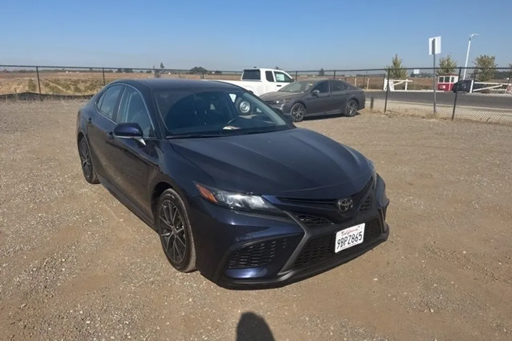 2022 Toyota Camry SE photo 1