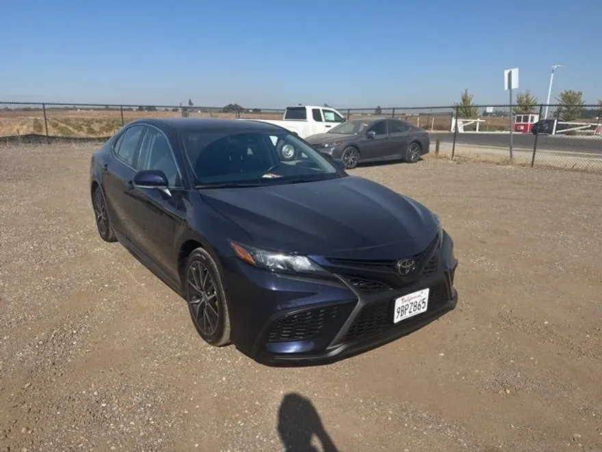 2022 Toyota Camry SE photo 1