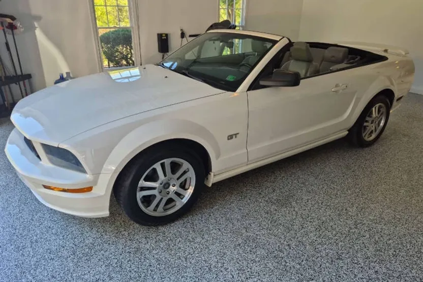 2005 Ford Mustang GT Premium photo 1