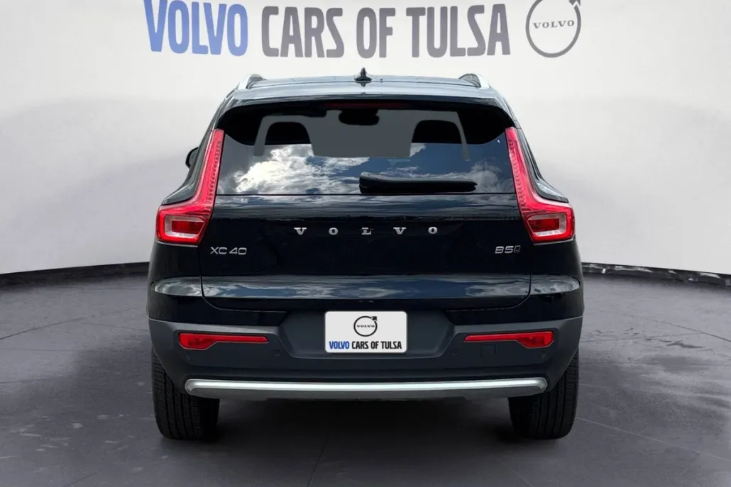 2025 Volvo XC40 Core photo 1