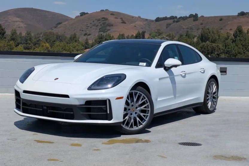 2025 Porsche Panamera 4 photo 1
