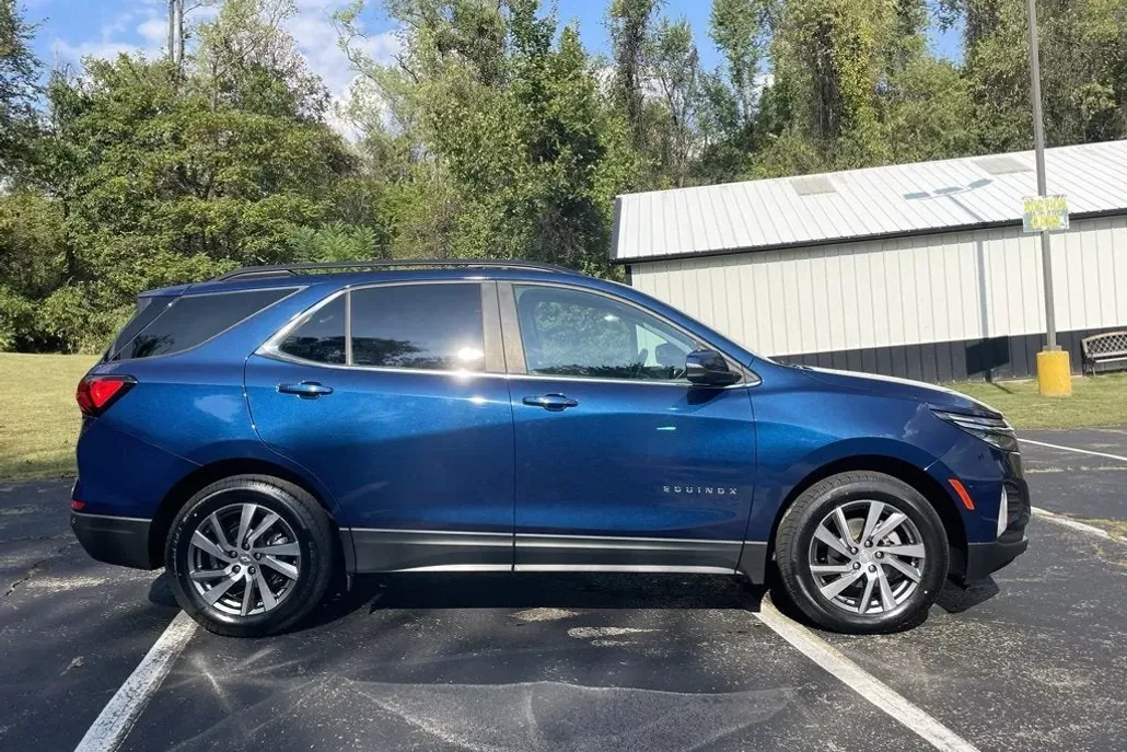 2022 Chevrolet Equinox LT photo 1