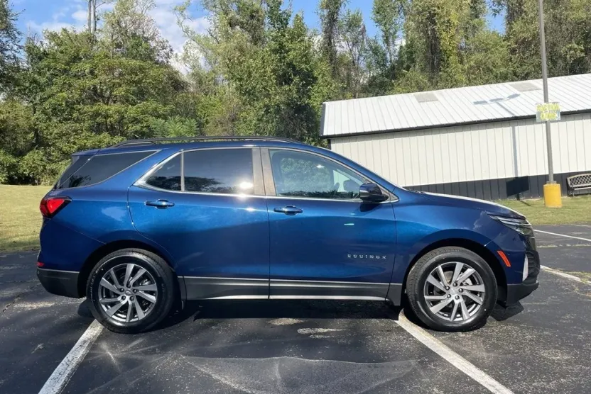 2022 Chevrolet Equinox LT photo 1