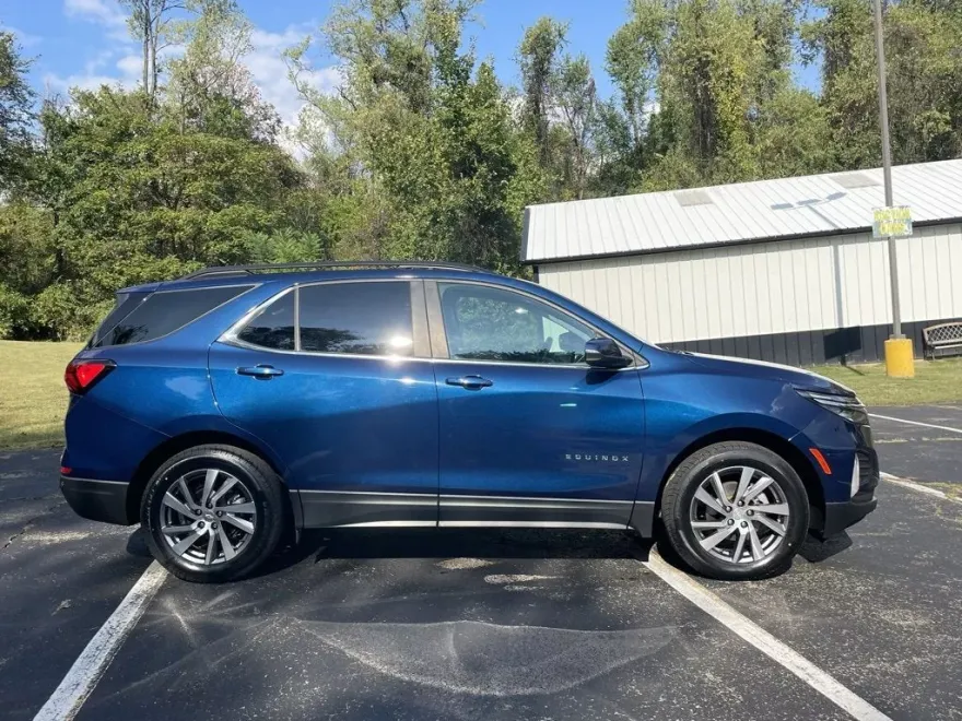 2022 Chevrolet Equinox LT photo 1