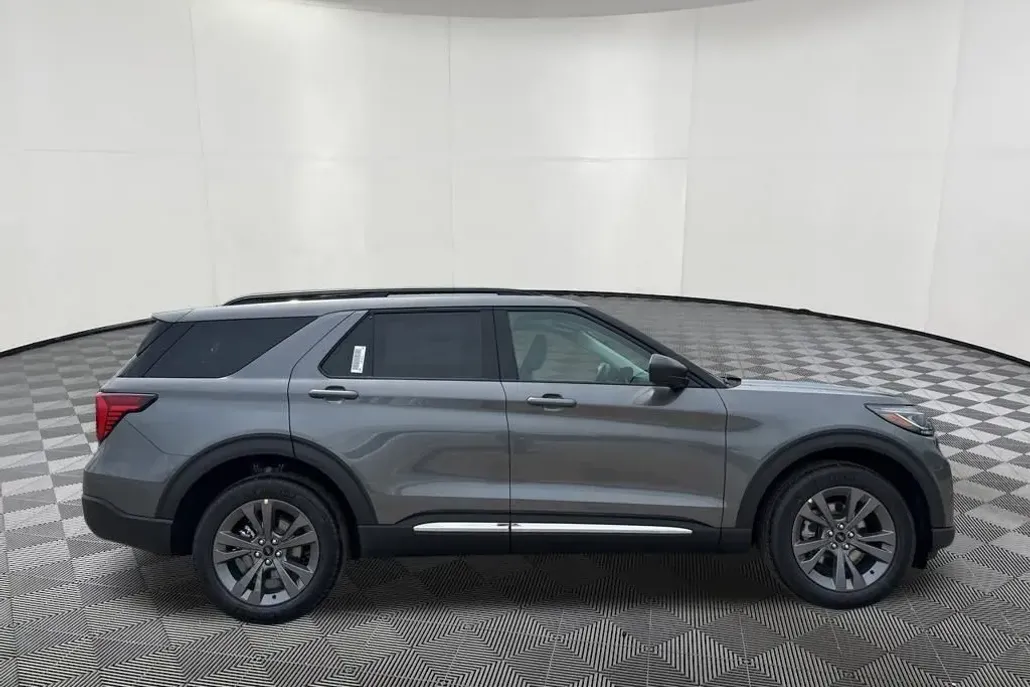 2025 Ford Explorer photo 1