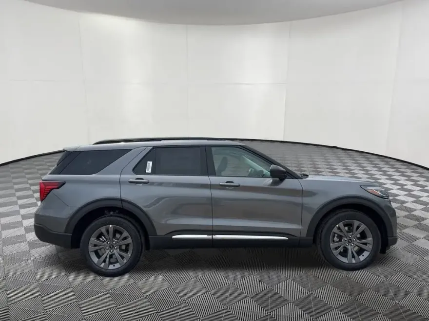 2025 Ford Explorer photo 1